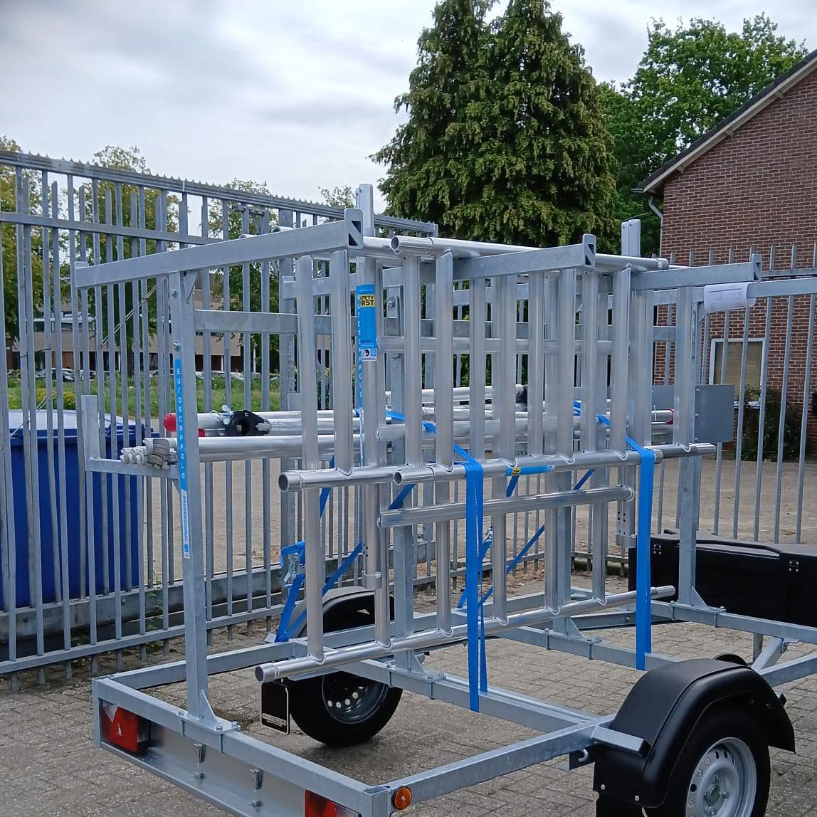 Een verzinkte opslagbok voor bouwhekken op een aanhanger op het terrein
