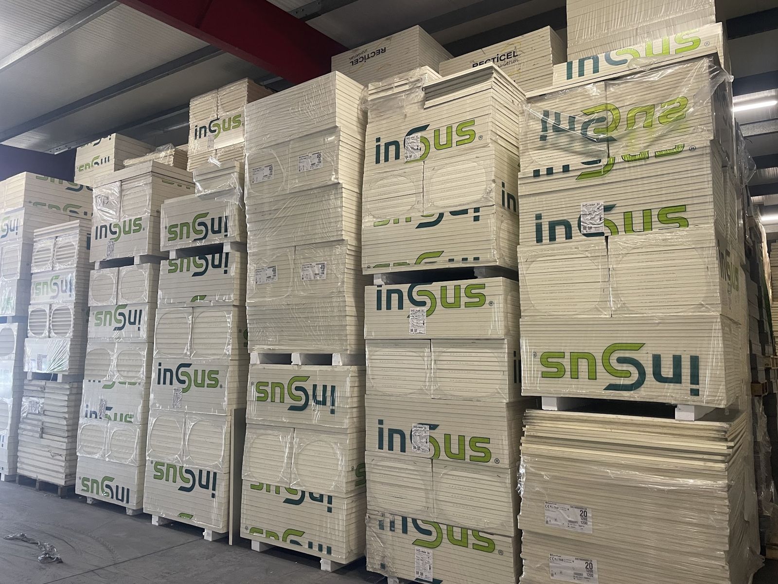 Pallets PIR isolatieplaten tot aan het dak van de hal