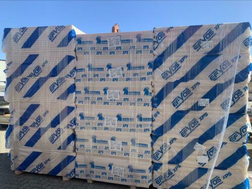 Pallets XPS isolatieplaten buiten op het terrein