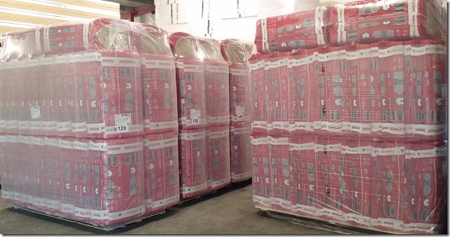 Pallets steenwol in rode verpakking